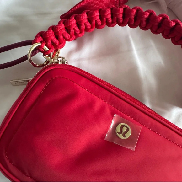 ❤️🆕 Lululemon Lunar New Year Crossbody Camera Bag with Top Handle - Dark Red - Picture 4 of 9